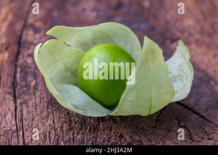 gros plan d'un tomatillo sur une planche à découper Banque D'Images