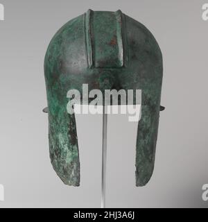 Casque de bronze de type Illyrien début 5th siècle C.-B. grec les bords du casque autour du visage sont ornés de cercles légèrement tracés.Casque en bronze de type Illyrien 257638 Banque D'Images