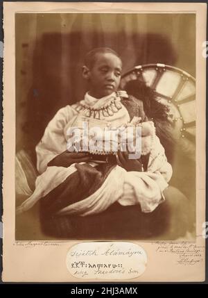 Déjatch Alámayou, le fils du roi Théodore juillet 1868 Julia Margaret Cameron British, née Inde Déjatch Alámayou a été emmenée en Angleterre après la défaite britannique des Éthiopiens à la bataille de Magdala et le suicide de son père, Tewodros (Theodore) II, empereur d'Éthiopie, en avril 1868.La reine Victoria s'est intéressée à Alámayou et a vu à son éducation et à sa protection, le plaçant dans les soins du capitaine Tristram Speedy, qui, comme Cameron, avait une maison sur l'île de Wight.Speedy a amené l’enfant chez Cameron peu de temps après son arrivée en Angleterre, et Cameron a fait dix photographies du c Banque D'Images