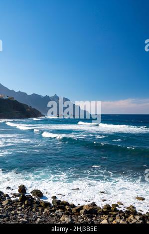 Vue panoramique sur les rochers de lave de la laya de Almaciga et bleu océan Atlantique, parc national d'Anaga près du village de Tanagana, au nord de Ténérife, île des Canaries Banque D'Images