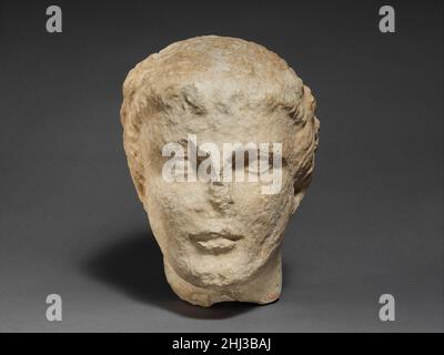 Tête en calcaire d'un votaire mâle barbu 4th–3rd siècle C.-B. Figure chypriote portant une couronne.Tête de calcaire d'un votary mâle barbu 242339 Banque D'Images