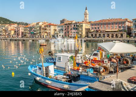 Bateaux de pêche dans le port d'Oneglia, Imperia, Ligurie, Italie Banque D'Images