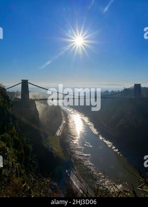 Le soleil d'hiver défait le pont suspendu Clifton qui traverse la gorge Avon à Bristol, au Royaume-Uni Banque D'Images