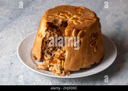 Perde Pilavi turc.Drapez le pilaf avec le poulet, l'amande et le raisin.Un riz local de la région de Siirt (nom turc; Siirt perde pilavi) Banque D'Images