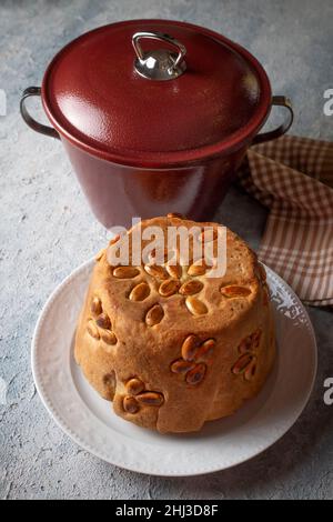 Perde Pilavi turc.Drapez le pilaf avec le poulet, l'amande et le raisin.Un riz local de la région de Siirt (nom turc; Siirt perde pilavi) Banque D'Images