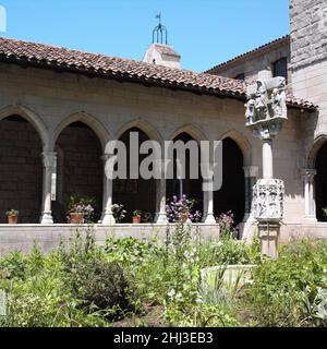 Cloître de Trie-en-Bigorre fin 15th siècle français les capitales du cloître du couvent des Carmélites de Trie-en-Bigorre, près de Toulouse, sont décorées de scènes de l'ancien et du Nouveau Testament et de la vie des saints.L'utilisation de marbre blanc pour les capitales et de marbre coloré pour les arbres indique que c'était une commission prestigieuse.Comme la disposition initiale des capitales est inconnue, elles sont affichées séquentiellement, correspondant à leurs descriptifs.On y trouve de nombreuses armoiries, celles de Catherine de Foix, reine de Navarre, et de son mari, Jean Banque D'Images