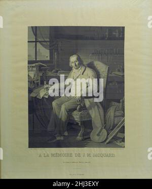 Joseph Marie Jacquard 1839 Didier, petit et Cie Joseph-Marie Jacquard (1752–1834) a inventé le mécanisme Jacquard, un dispositif de répétition qui, lorsqu'il est attaché à un métier à tisser, a rendu plus pratique de tisser des conceptions plus détaillées que ce qui était auparavant possible.Ce portrait en soie tissée de l'inventeur est basé sur une peinture de Claude Bonnefond (1796-1860) commandée par la ville de Lyon en 1831.Le fabricant de Lyon Didier, petit et Cie a commandé la version en soie auprès de Michel-Marie Carquillat, qui est devenu un spécialiste de ce genre de travail.Le Musée possède une autre image tissée après une peinture b Banque D'Images