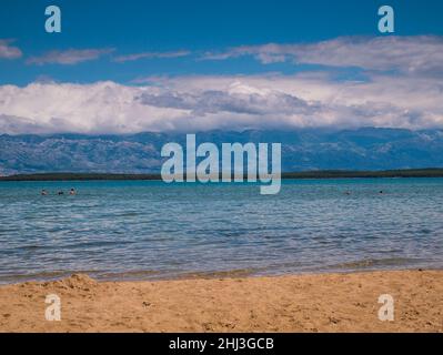 NIN - CROATIE - JUILLET 5.2021:vue sur la mer et les nageurs depuis la plage de la Reine, Nin Banque D'Images