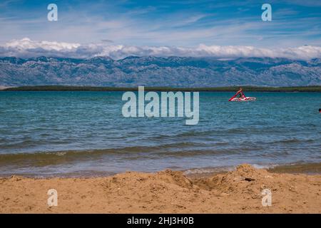 NIN - CROATIE - JUILLET 5.2021:vue sur la mer et les nageurs depuis la plage de la Reine, Nin Banque D'Images