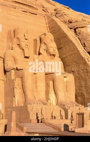 Colossi de Ramsès II et Nefertari dans la façade de la façade du Grand Temple de Ramsès II, Abu Simbel, Egypte Banque D'Images