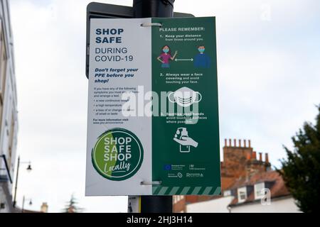 Chertsey, Surrey, Royaume-Uni.26th janvier 2022.Un coffre-fort pendant la bannière Covid-19 à Chertsey.Les mesures Covid-19 sont levées en Angleterre à partir de demain 27th janvier 2022, bien que certains magasins prévoient toujours de demander aux gens de porter des masques pour aider à arrêter la propagation de la variante Covid-19 Omicron.Crédit : Maureen McLean/Alay Banque D'Images