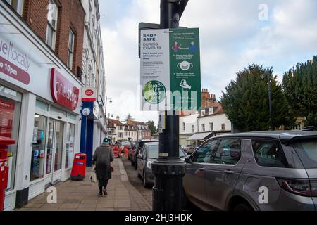 Chertsey, Surrey, Royaume-Uni.26th janvier 2022.Un coffre-fort pendant la bannière Covid-19 à Chertsey.Les mesures Covid-19 sont levées en Angleterre à partir de demain 27th janvier 2022, bien que certains magasins prévoient toujours de demander aux gens de porter des masques pour aider à arrêter la propagation de la variante Covid-19 Omicron.Crédit : Maureen McLean/Alay Banque D'Images