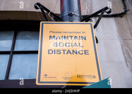 Chertsey, Surrey, Royaume-Uni.26th janvier 2022.Un signe de maintien de la distance sociale à Chertsey.Crédit : Maureen McLean/Alay Banque D'Images