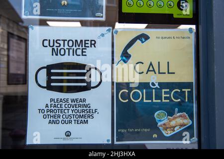 Chertsey, Surrey, Royaume-Uni.26th janvier 2022.Un panneau de masque dans une fenêtre de magasin de poissons et de jetons.Les mesures Covid-19 sont levées en Angleterre à partir de demain 27th janvier 2022, bien que certains magasins prévoient toujours de demander aux gens de porter des masques pour aider à arrêter la propagation de la variante Covid-19 Omicron.Crédit : Maureen McLean/Alay Banque D'Images