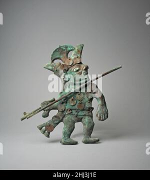 Profil Warrior ornement 6th–7th Century Moche (Loma Negra) ce guerrier, l'une des cinq figures de cuivre doré très similaires dans les collections du Metropolitan Museum of Art (les autres sont les numéros d'accession 1987.394.70, .71, .72, .85), a été créé par des artistes de la culture Moche dans le nord du Pérou.Chaque personnage a un lance-lance ou un atlatl dans sa main, et chacun porte un régalia guerrier Moche typique, y compris une coiffe distincte attachée sous le menton et surmontée par un croissant métallique se projetant vers le haut entre deux éléments étagés.Les guerriers portent une tunique et un loinCloth ainsi que des ornement d'oreilles Banque D'Images