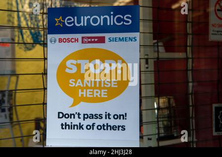 Chertsey, Surrey, Royaume-Uni.26th janvier 2022.Un message aux clients leur demandant de s'antise avant d'entrer dans un magasin Euronics.Les mesures Covid-19 sont levées en Angleterre à partir de demain 27th janvier 2022.Crédit : Maureen McLean/Alay Banque D'Images