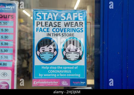 Chertsey, Surrey, Royaume-Uni.26th janvier 2022.Un signe de masque facial dans la fenêtre de Poundbrancher.Les mesures Covid-19 sont levées en Angleterre à partir de demain 27th janvier 2022, bien que certains magasins prévoient toujours de demander aux gens de porter des masques pour aider à arrêter la propagation de la variante Covid-19 Omicron.Crédit : Maureen McLean/Alay Banque D'Images