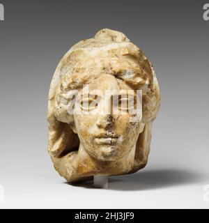 Tête en marbre d'une femme portant un diadème et un voile 425–400 C.-B. grec la présence d'un diadème et d'une himation (manteau) dessinés sur les cheveux suggère que cette petite tête sculptée exquely représente une divinité femelle telle que Hera ou Demeter.Il peut avoir appartenu à une figure qui faisait partie d'un haut relief ou du fronton d'un petit bâtiment.La forte courbe du cou indique probablement que la déesse a été montrée comme si se déplaçant vers sa gauche.Tête en marbre d'une femme portant un diadème et un voile.Grec.425–400 C.-B.Marbre.Classique.Sculpture de pierre Banque D'Images