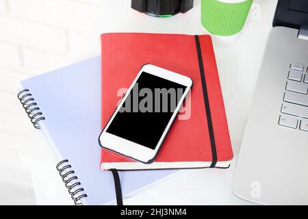 Lieu de travail avec accessoires professionnels sur fond en bois bleu.Vue de dessus Banque D'Images