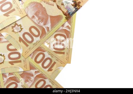 Directement au-dessus de l'image de Crisp Canadian 100 des billets d'une centaine de dollars sur fond blanc Banque D'Images