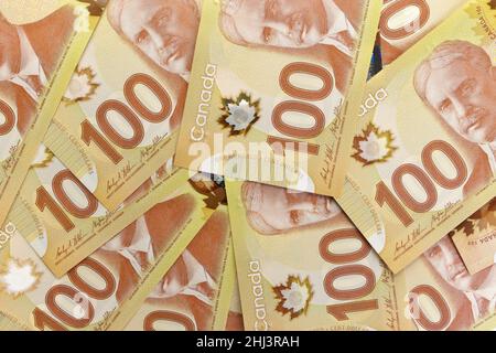 Directement au-dessus de l'image de Crisp Canadian 100 des billets d'une centaine de dollars sur fond blanc Banque D'Images