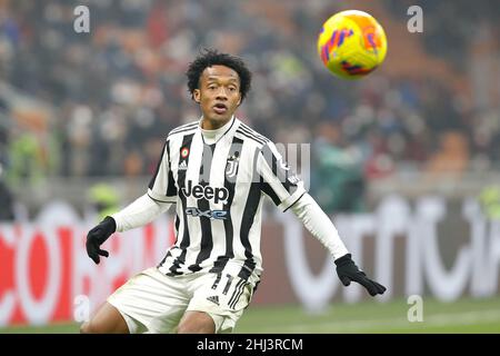 Milan, Italie.23rd janvier 2022.Italie, Milan, jan 23 2022: Juan Cuadrado (Juventus milieu de terrain) lutte pour le ballon dans la seconde moitié pendant le match de foot AC MILAN vs JUVENTUS; série A 2021-2022 day23 au stade San Siro (Credit image: © Fabrizio Andrea Bertani/Pacific Press via ZUMA Press Wire) Banque D'Images