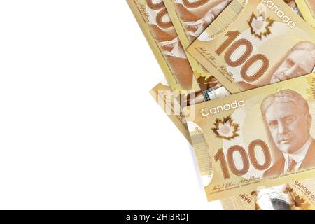 Directement au-dessus de l'image de Crisp Canadian 100 des billets d'une centaine de dollars sur fond blanc Banque D'Images