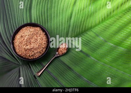 Graines de lin écrasées dans le bol en bois - Linum usitatissimum Banque D'Images
