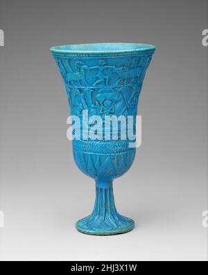 Lotiform Chalice ca.945–664 C.-B. troisième période intermédiaire la fleur parfumée du lotus bleu est un motif commun dans toutes les formes d'art égyptien parce qu'elle ouvrait ses pétales au soleil chaque matin, la fleur devint un symbole de la création et de la renaissance.Au cours de la troisième période intermédiaire, les calices de foi dérivées de la forme de la fleur et d'autres gourmandises de foi ont été décorées avec des scènes de relief évoquant une constellation de mythes ayant à voir avec la naissance du roi comme enfant du Dieu du soleil hors de l'environnement marécageux de marais,et donc le renouvellement du monde hors des terres inondées Banque D'Images