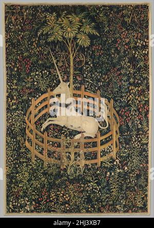 L'Unicorn repose dans un jardin (des tapisseries de l'Unicorn) 1495–1505 Français (dessin animé)/Netherlandish du Sud (tissé) les sept tentures individuelles connues sous le nom de « tapisseries de l'Unicorn » comptent parmi les œuvres d'art les plus belles et les plus complexes de la fin du Moyen-âge qui survivent.Tissées dans une laine fine et une soie avec des fils argentés et dorés, les tapisseries illustrent de manière vivante les scènes associées à une chasse à la licorne magique et insaisissable.'La licorne en captivité' peut avoir été créée comme une image unique plutôt que comme une partie d'une série.Dans ce cas, le unicorn représente probablement le bien-aimé t Banque D'Images