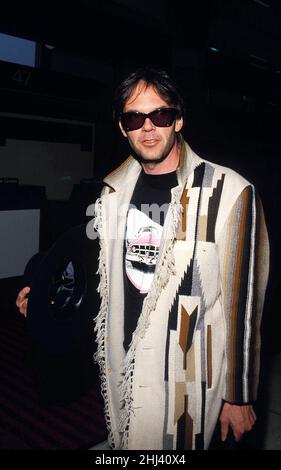 **FICHIER PHOTO** Spotify supprime la musique de Neil Young après son Joe Rogan Ultimatum.Neil Young 1986 crédit: Ralph Dominguez/MediaPunch Banque D'Images