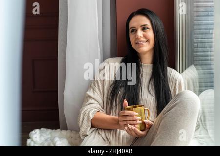 Vue du dessus petite fille a soigneusement plié les vêtements dans la boîte de rangement pour un rangement vertical confortable sur les étagères Banque D'Images