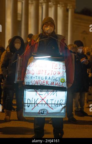 Munich, Germnay.26th janvier 2022.Les participants avec des signes « masques, tests, vaccins covid (thérapie génique) sont des déchets dangereux » et « dictature d'équipe (barrée) ».Le 26 janvier 2022, environ 3000 anti-vaxxers se sont rassemblés à Koenigsplatz à Munich pour manifester contre les mesures de protection Covid-19 ainsi que contre la vaccination obligatoire.(Photo par Alexander Pohl/Sipa USA) crédit: SIPA USA/Alay Live News Banque D'Images