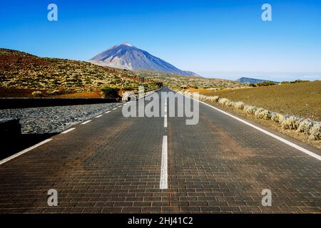 Une route pavée mène les touristes aventureux au sommet le plus élevé d'Espagne, le volcan Teide. Banque D'Images