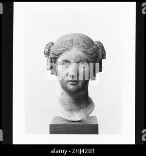 Tête en marbre d'une femme 1st siècle A.D. Roman copie d'une statue hellénistique du 3rd ou 2nd siècle B.C.coiffures avec des boucles de tire-bouchon étaient à la mode en Egypte et Cyrène pendant la période Ptoléméen.Ce chef doit avoir représenté une personne importante, comme plusieurs autres copies sont connues aujourd'hui.Cette copie faisait autrefois partie de la collection d'antiquités formée à Rome au début du XVIIe siècle par le marché Vincenzo Giustiniani.Tête en marbre d'une femme 246985 Banque D'Images
