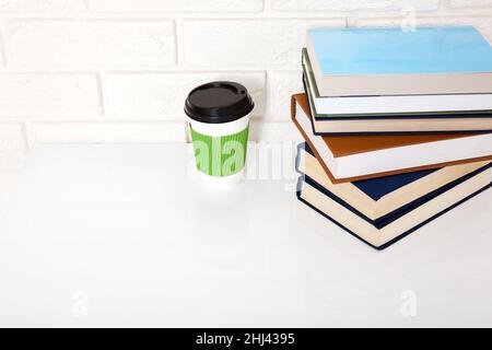 Littérature éducative.Une tasse de café et des livres sur la table en classe.Vue de dessus et espace de copie. Banque D'Images