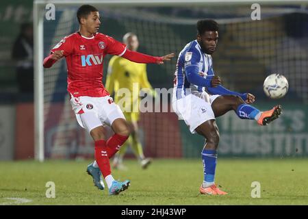 HARTLEPOOL, ROYAUME-UNI.JAN 25th Zaine Francis-Angol de Hartlepool a Uni en action avec Mason Burstow de Charlton Athletic lors de la finale du Trophée EFL entre Hartlepool United et Charlton Athletic à Victoria Park, Hartlepool, le mardi 25th janvier 2022.(Credit: Mark Fletcher | MI News) Credit: MI News & Sport /Alay Live News Banque D'Images