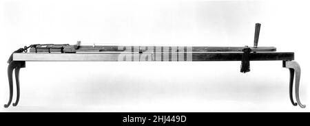 Ichigen-kin (一絃琴) 19th siècle Kasuke Satake cette zither à une corde a probablement été inventée au cours du 17th siècle et est restée populaire jusqu'aux années 1920.Bien qu'un renouveau de la tradition se produise, l'instrument est encore rarement entendu.Le joueur touche légèrement la corde de soie avec un tube d'ivoire porté sur le doigt central gauche.La corde est pincé avec un tube plus court et similaire porté sur l'index droit.Ichigen-Kin (一絃琴) 502058 Banque D'Images