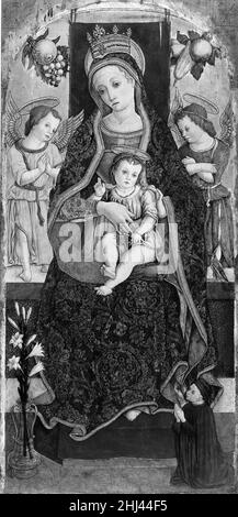 Madonna et l'enfant ont affronté deux Anges et un donneur 1481?Vittore Crivelli Italien Vittore Crivelli était le frère plus jeune et moins talentueux de Carlo Crivelli et, comme lui, travaillait principalement dans la région des Marches en Italie.Ce travail a été le centre d'un retable multi-panneaux.Le donneur, ses mains jointes dans la prière, peut être Ludovico Vinci, un noble de la ville de Fermo.Il est connu pour avoir commandé un retable de l'artiste en 1481 pour sa chapelle dans l'église de San Martino à Varano.Madonna et Child Enthroned avec deux Anges et un donneur 436055 Banque D'Images