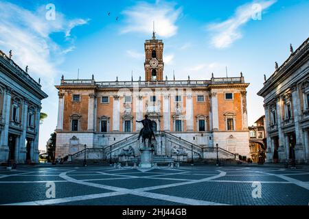 Piazza Campidoglio, Roma, Italie.En 1546, Michel-Ange a créé la façade du siège du Palazzo Senatorio de la Municipalité de Rome. Banque D'Images