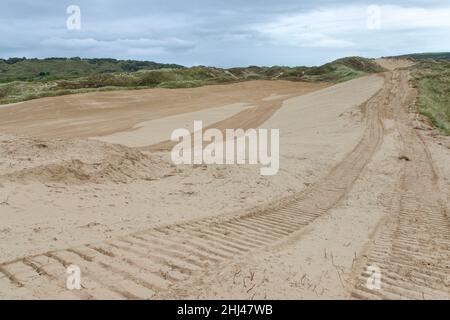 Les dunes de sable côtières ont récemment été dégagées de végétation par le projet Sands of Life pour accroître la diversité des espèces sauvages et des plantes, Merthyr Mawr Warren NNR, G Banque D'Images