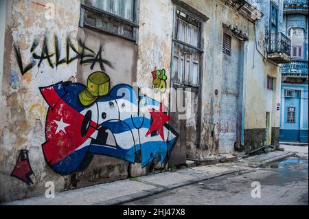 Artiste représentant le drapeau cubain sur un graffiti dessiné sur une rue à la Havane, Cuba. Banque D'Images