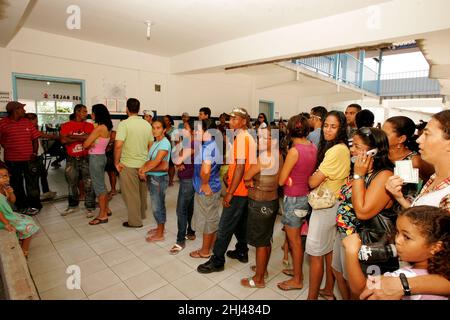 Eunapolis, bahia, brésil - 3 octobre 2010 : les listes électorales sont en file d'appel pour voter lors des élections dans la ville d'Eunapolis. Banque D'Images