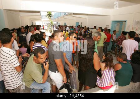 Eunapolis, bahia, brésil - 3 octobre 2010 : les listes électorales sont en file d'appel pour voter lors des élections dans la ville d'Eunapolis. Banque D'Images