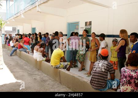 Eunapolis, bahia, brésil - 3 octobre 2010 : les listes électorales sont en file d'appel pour voter lors des élections dans la ville d'Eunapolis. Banque D'Images