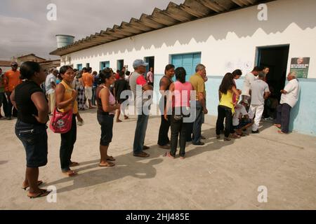 Eunapolis, bahia, brésil - 3 octobre 2010 : les listes électorales sont en file d'appel pour voter lors des élections dans la ville d'Eunapolis. Banque D'Images