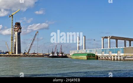 Construction d'un nouveau pont du port de Corpus Christi, construction de la plage principale, tour centrale à mât double. Banque D'Images