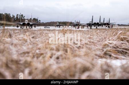 Six F-15E Strike Eagles, affectés à la 4th Fighter Wing de la base aérienne de Seymour Johnson, en Caroline du Nord, reçoivent des travaux d'entretien de routine après leur arrivée à la base aérienne d'Ämari, en Estonie, le 26 janvier 2022.La police aérienne renforcée de l'OTAN a été introduite en 2014 afin d'assurer les alliés du nord-est et du sud-est, de démontrer la détermination collective des alliés et de démontrer la nature défensive de l'OTAN pour dissuader les adversaires de l'agression ou de la menace d'agression contre les alliés de l'OTAN.Le F-15E Strike Eagle est un chasseur à double rôle conçu pour effectuer des missions air-air et air-sol, et peut voler à Banque D'Images