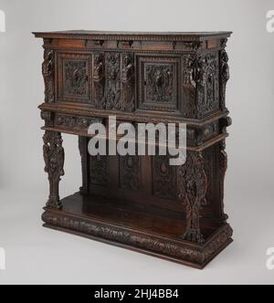 Commode (Dressoir aux harpies) ca.1570–90, et 19th siècle français (Ile-de-France ou Burgundo-Lyonnais) Écoutez des experts illuminer l'histoire de cette œuvre Écoutez ou arrêtez # soutenu par Bloomberg philanthropies nous sommes désolés, la transcription de cette piste audio n'est pas disponible pour le moment.Nous nous efforçons du rendre disponible sur Dès que possible.Commode (Dressoir aux harpies).Français (Ile-de-France ou Burgundo-Lyonnais).1570–90, et 19th siècle.Noyer sculpté avec éléments intérieurs en chêne, pin, serrures et charnières en fer.Meubles en bois Banque D'Images