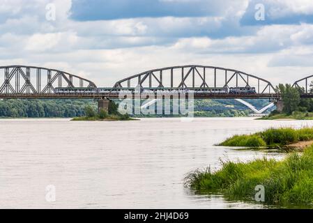 Torun, Pologne - 11 août 2021.Pont de chemin de fer Ernest Malinowski - la plupart kolejowy im.Ernesta Malinowskiego - en été Banque D'Images